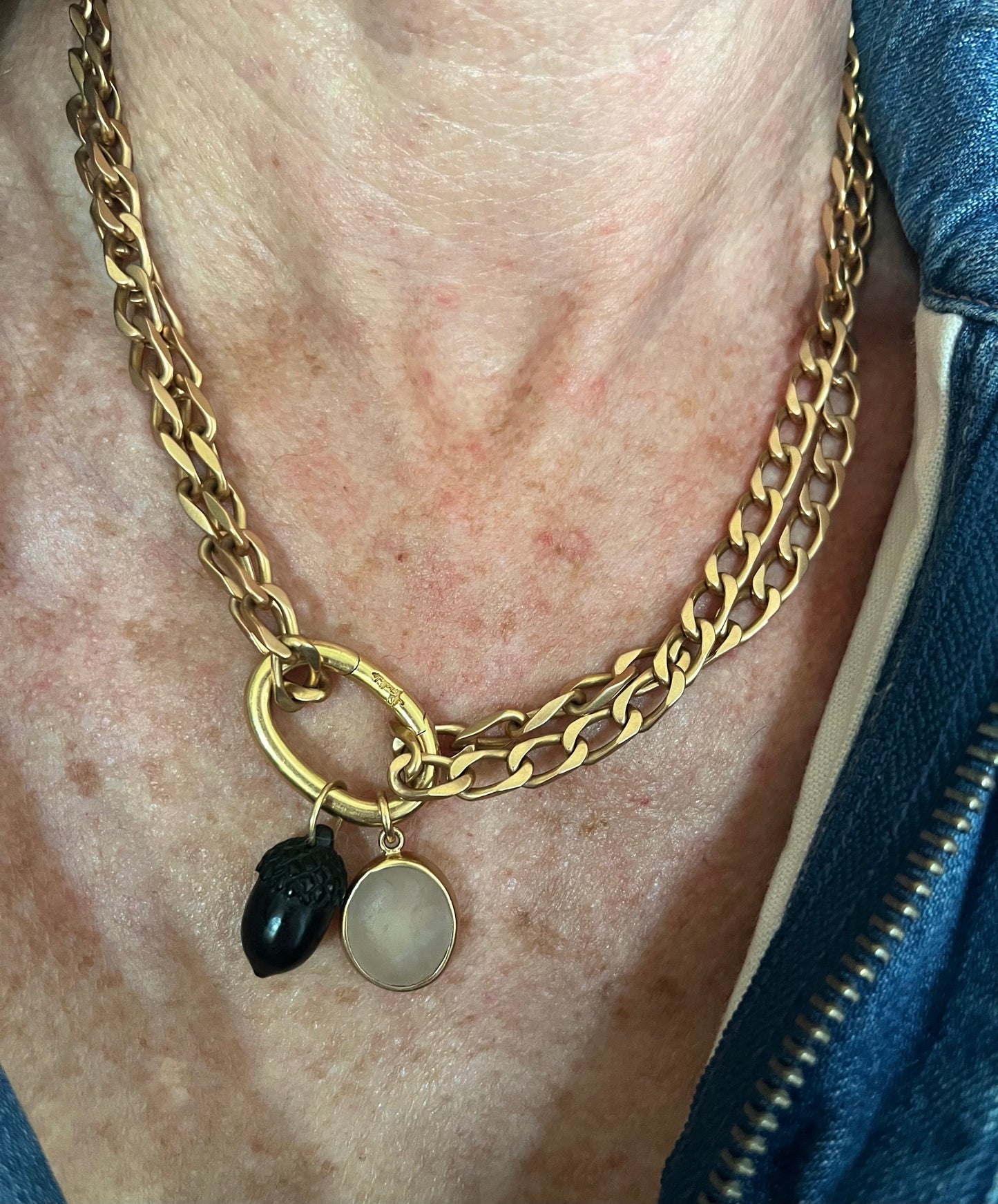 Quartz beach pebble in 18k