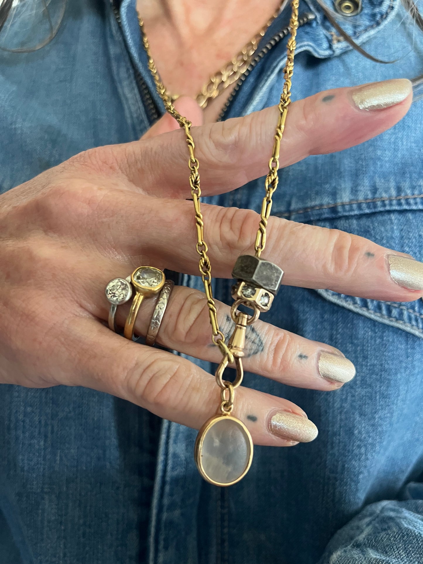 Quartz beach pebble in 18k