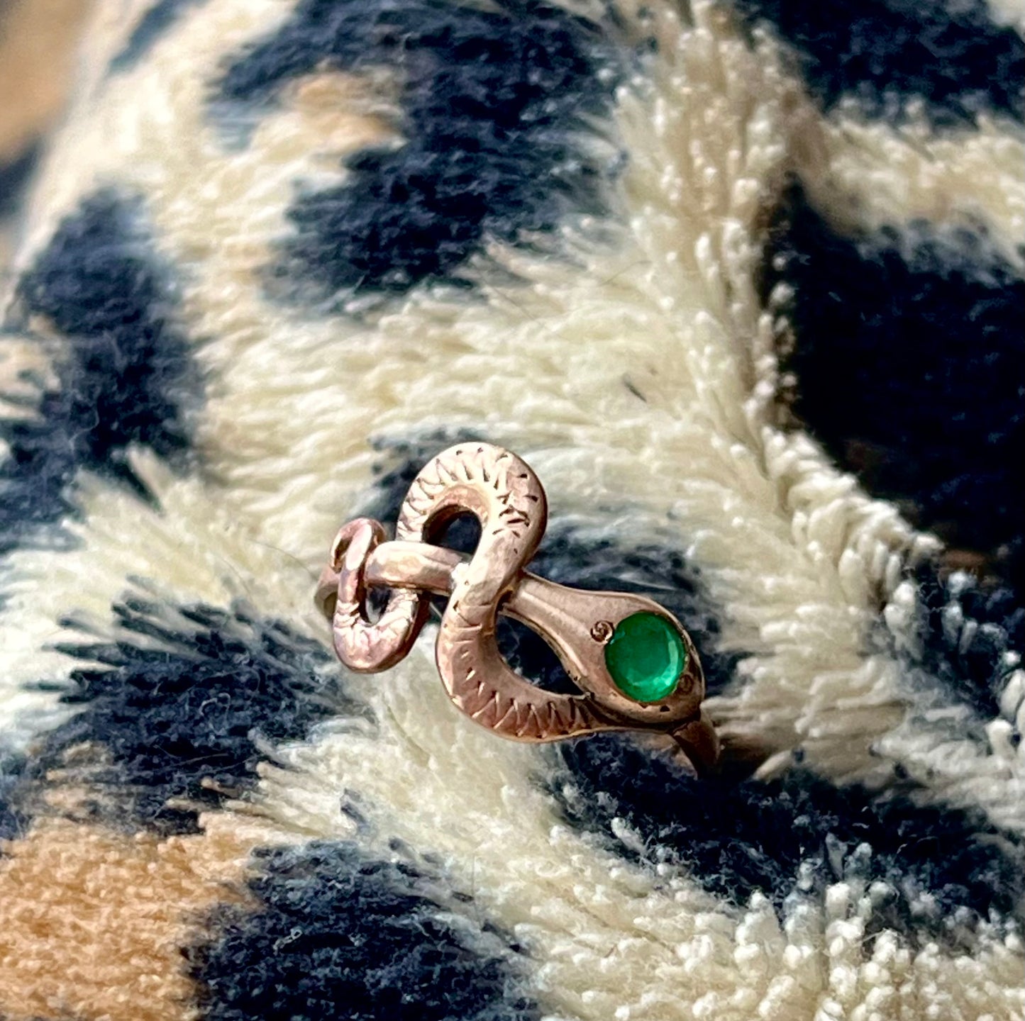 Snake ring with emerald