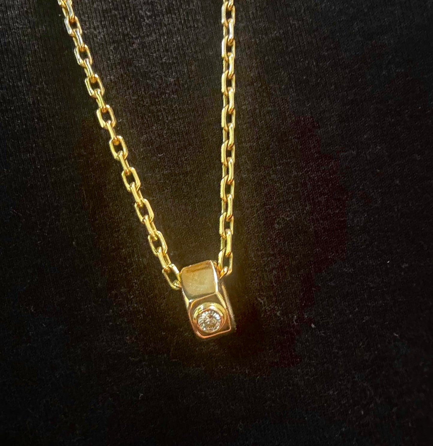 Bezel set diamond 14k nut