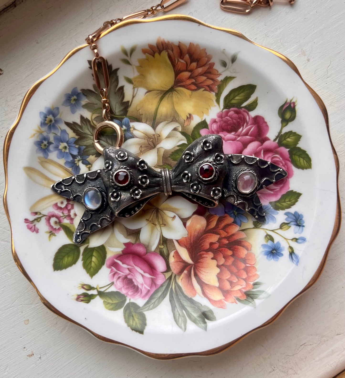 Silver ribbon pendant