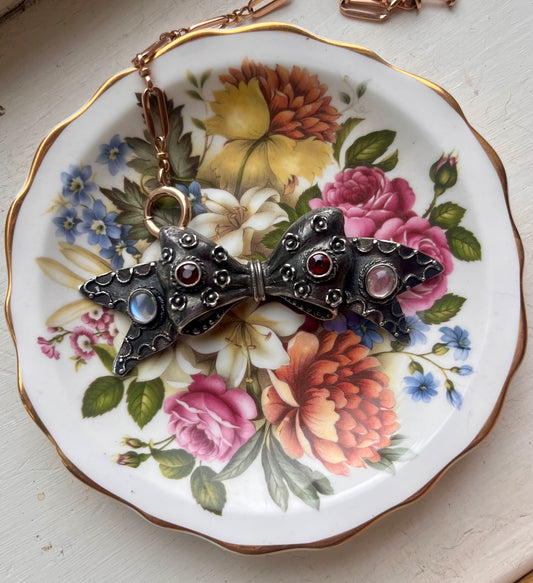 Silver ribbon pendant