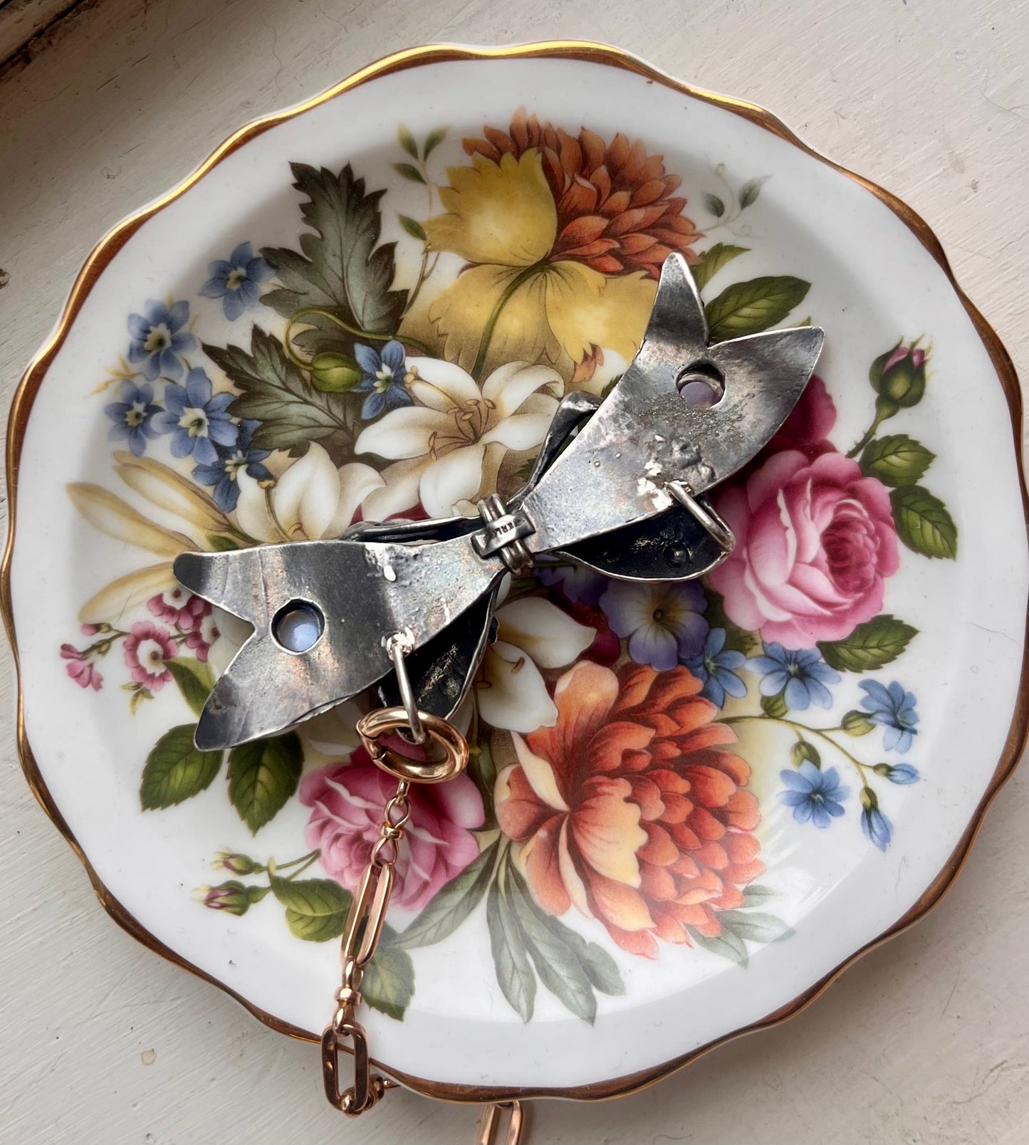 Silver ribbon pendant