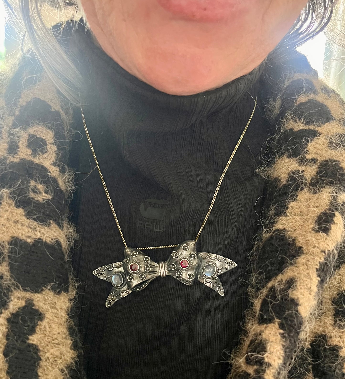 Silver ribbon pendant