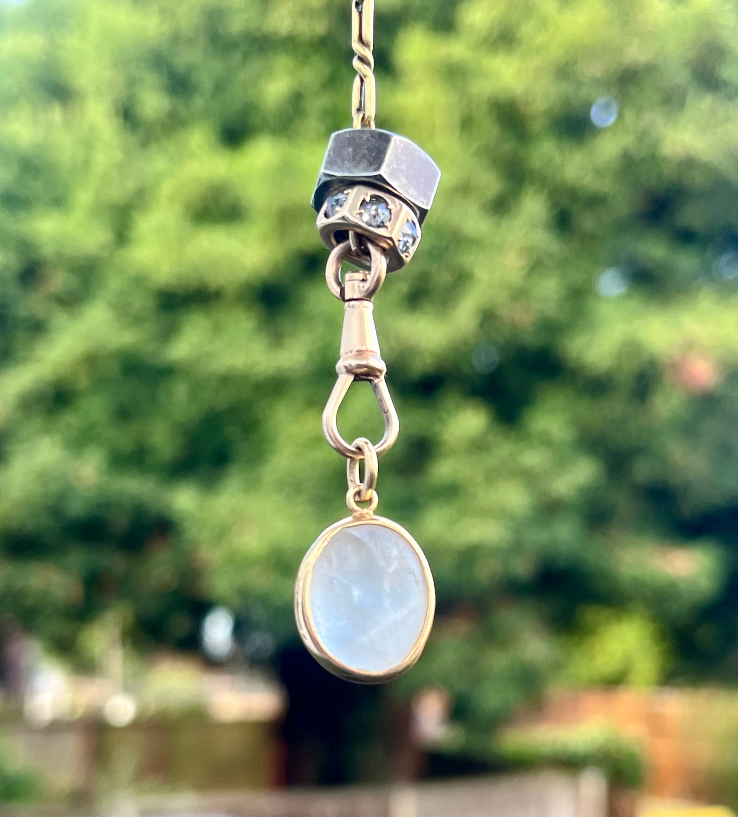 Quartz beach pebble in 18k