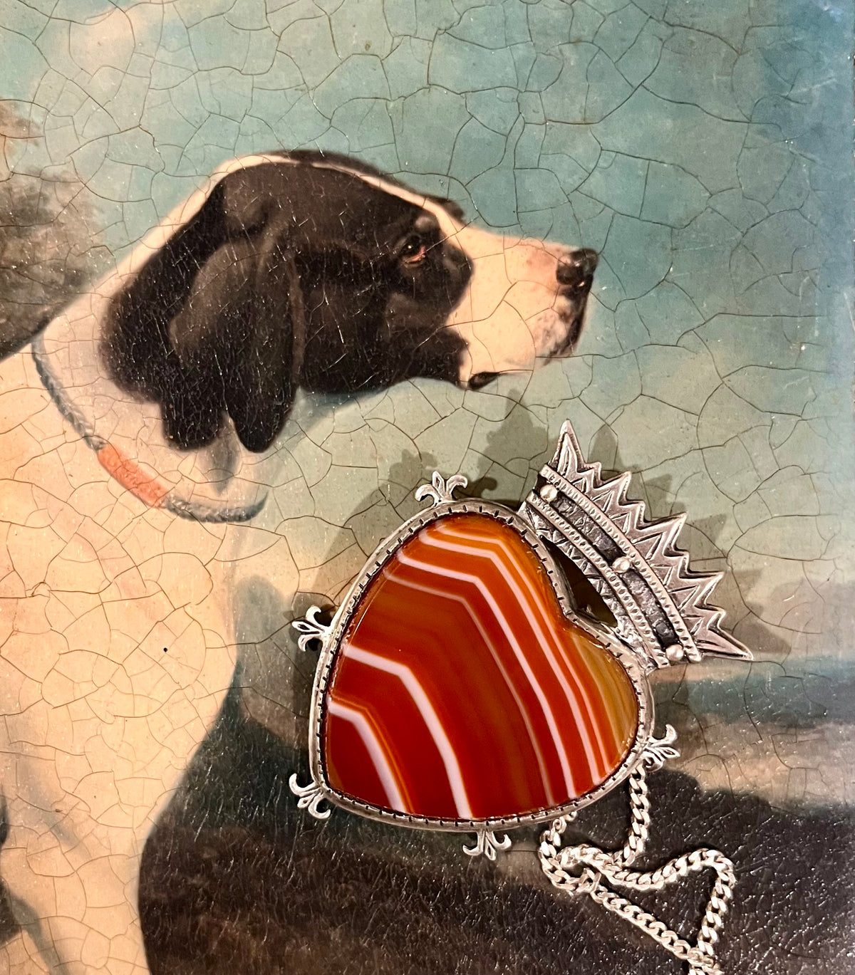 Antique crowned heart agate brooch