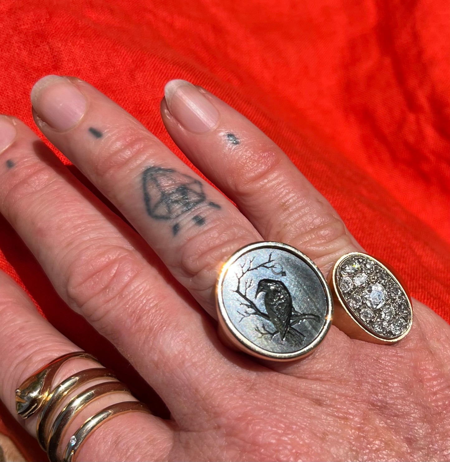 Crow and diamond ring intaglio