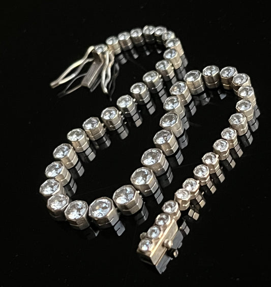 Transitional diamond tennis bracelet